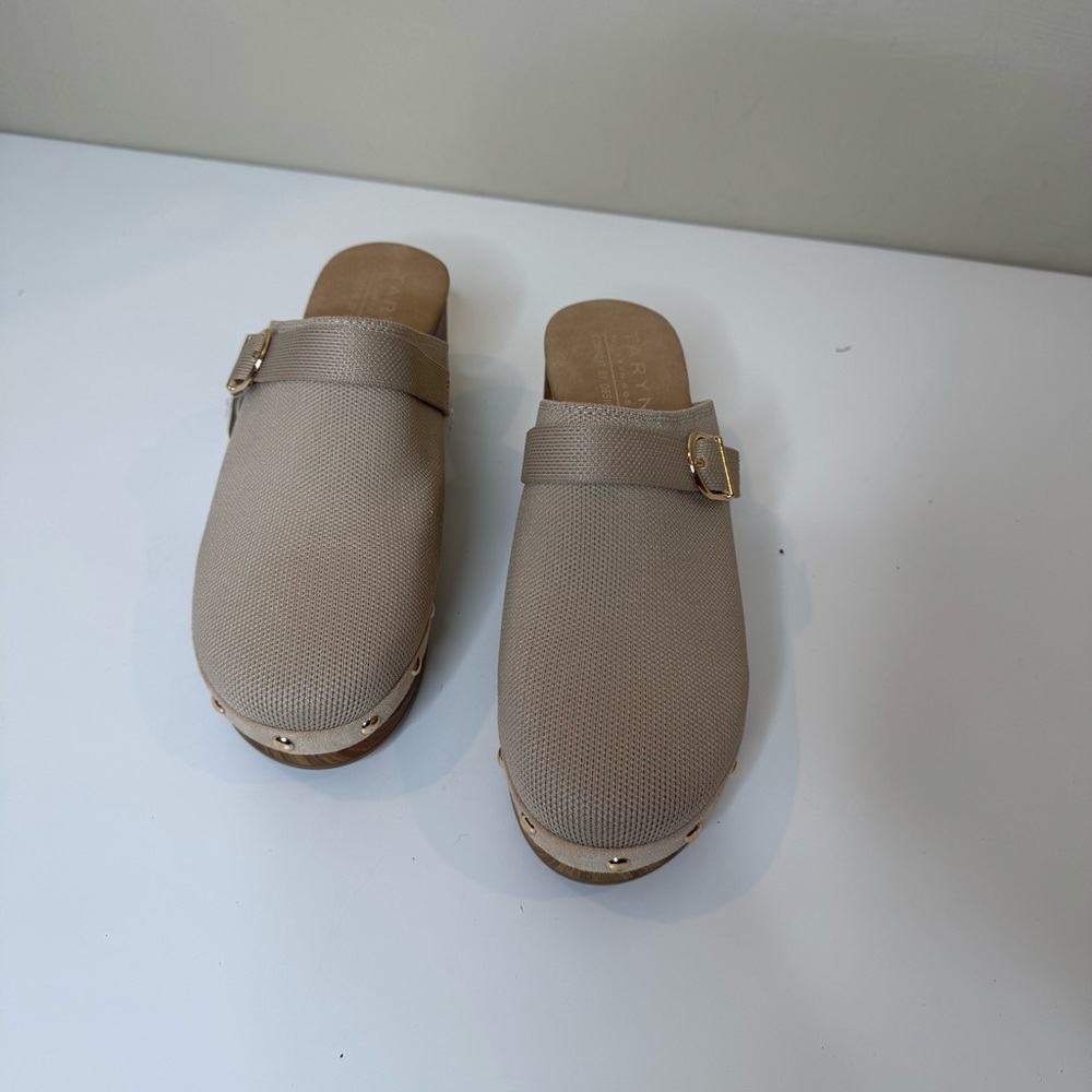 Taryn Rose clogs in neutral/tan w/wood-look heel and gold-tone buckle sz 9.5
